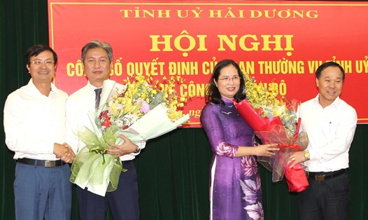 Lãnh đạo Văn phòng Tỉnh ủy chúc mừng 2 cán bộ mới được bổ nhiệm. Ảnh: Chinhphu.vn