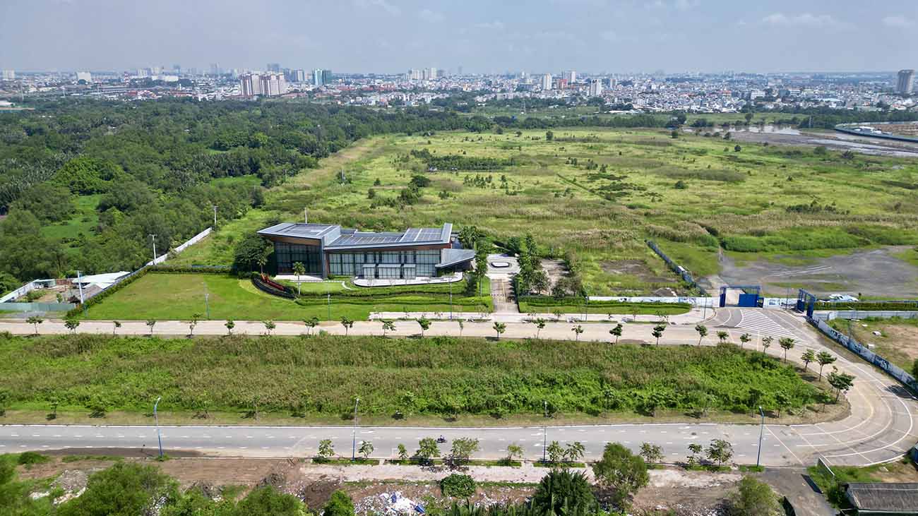 Khu Saigon Sport City với diện tích 26 ha có chức năng làm khu trung tâm huấn luyện, luyện tập thể dục thể thao và dịch vụ phục vụ thể thao đã gần như hoàn tất giải phóng mặt bằng nhưng lâu nay vẫn chỉ xây dựng xong một khu nhà. Xung quanh vây kín tôn và chặn đường vào dự án.