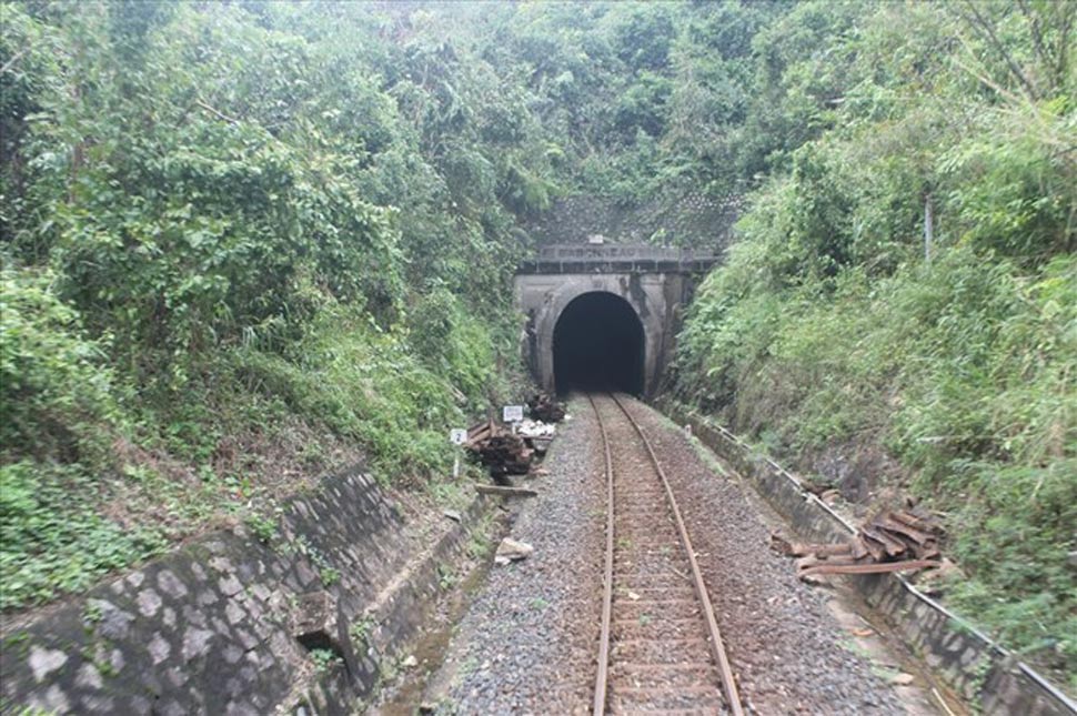 Một đoạn hầm đường sắt qua đèo Cả (Phú Yên). Ảnh: N.B