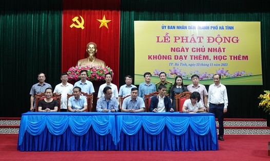 Hiệu trưởng các trường học ở thành phố Hà Tĩnh tham gia ký cam kết hưởng ứng "Ngày chủ nhật không dạy thêm, học thêm". Ảnh: Trần Tuấn.
