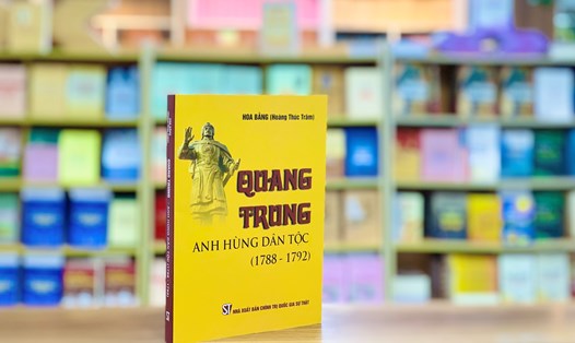 Cuốn sách Quang Trung - Anh hùng dân tộc (1788-1792). Ảnh: Ái Vân