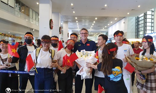 Cổ động viên Việt Nam tại Philippines tặng hoa chào mừng huấn luyện viên Philippe Troussier và đội tuyển tại sân bay Ninoy Aquino. Ảnh: VFF

