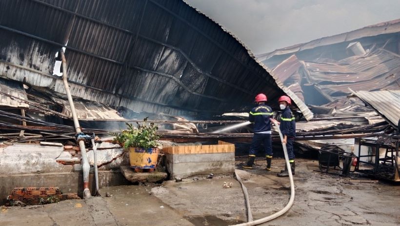 Theo ghi nhận, hiện trường vụ cháy là nhà xưởng rộng lớn hàng nghìn mét vuông. Công ty sản xuất đồ gỗ có nhiều nhà xưởng giáp nhau. Nhà xưởng bị cháy rộng khoảng 2.000 mét vuông.