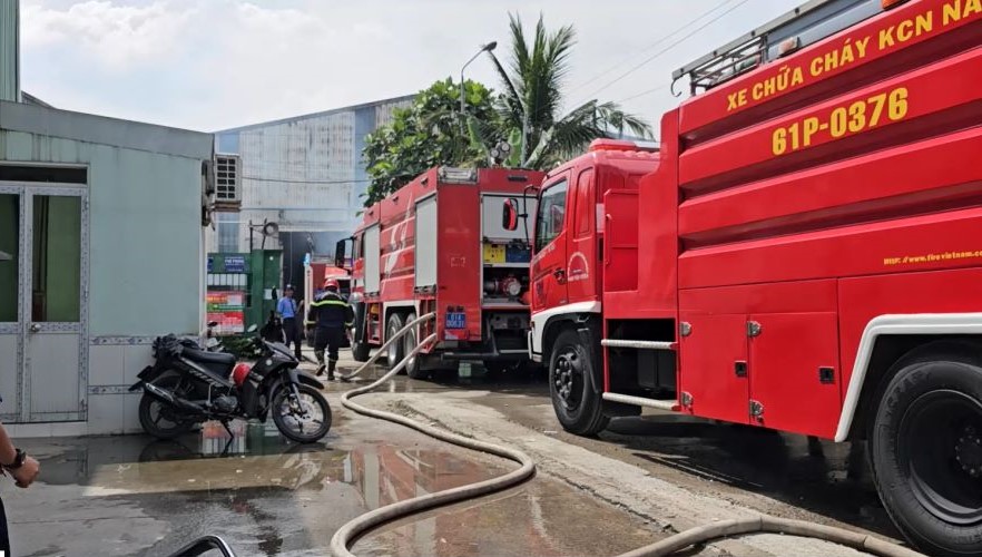 Nhận được tin báo, lực lượng chức năng tỉnh Bình Dương điều động nhiều phương tiện đến hiện trường để dập lửa. Phòng Cảnh sát PCCC&CNCH cho biết đã điều động 11 xe chuyên dụng với hơn 60 cán bộ chiến sĩ tham gia dập lửa.