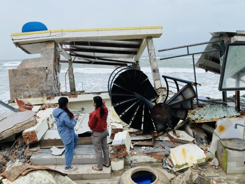 Ngôi nhà của chị Hường ở bờ biển Cẩm An bị sóng biển đánh sập nhiều lần, cả nhà phải đi thuê trọ tạm trú. Ảnh: Hoàng Bin.