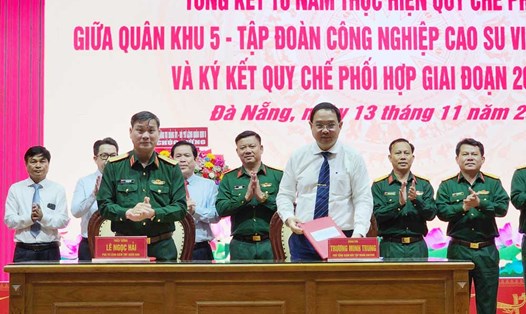 Quân khu 5 ký kết quy chế phối hợp với Tập đoàn Công nghiệp Cao su Việt Nam giai đoạn 2023-2028. Ảnh: Thùy Trang