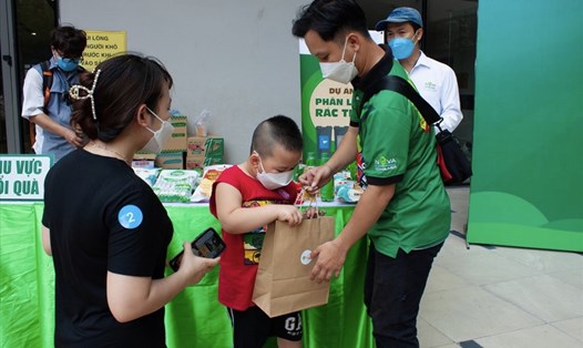 Người dân hào hứng tham gia Ngày Hội tái chế tại chung cư Rich Star 2 (quận Tân Phú, TPHCM). Ảnh: Thiên An
