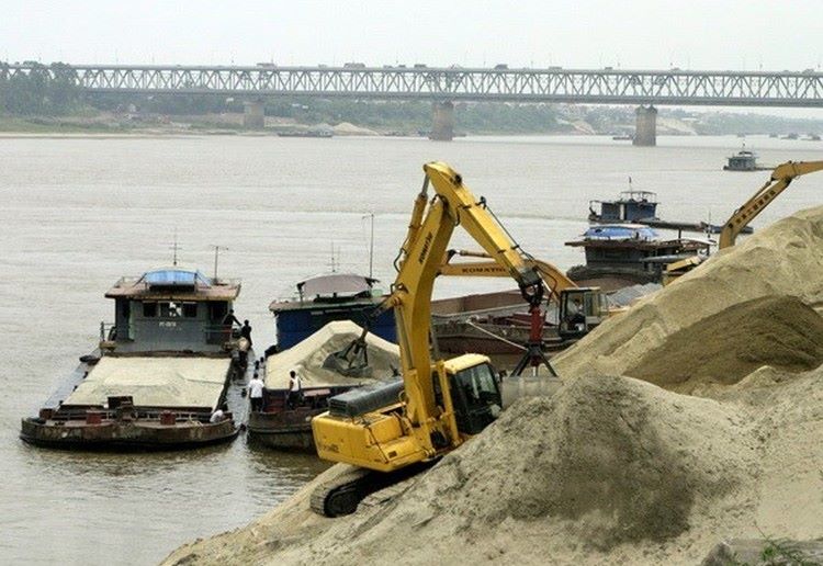 Hoạt động khai thác tại một mỏ cát trên sông Hồng, Hà Nội. Ảnh: Bộ TNMT