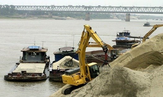 Hoạt động khai thác tại một mỏ cát trên sông Hồng, Hà Nội. Ảnh: Bộ TNMT