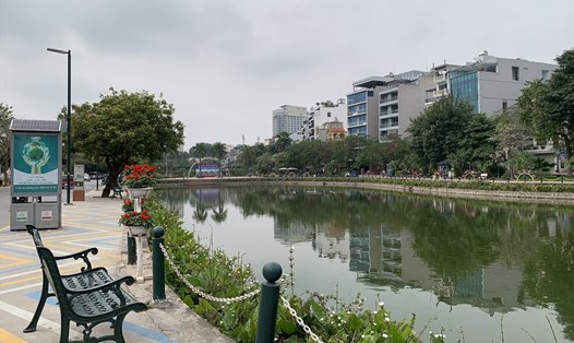 Phố đi bộ Trịnh Công Sơn (Hà Nội) vắng vẻ khách tham quan, du lịch. Ảnh: Thu Hiền