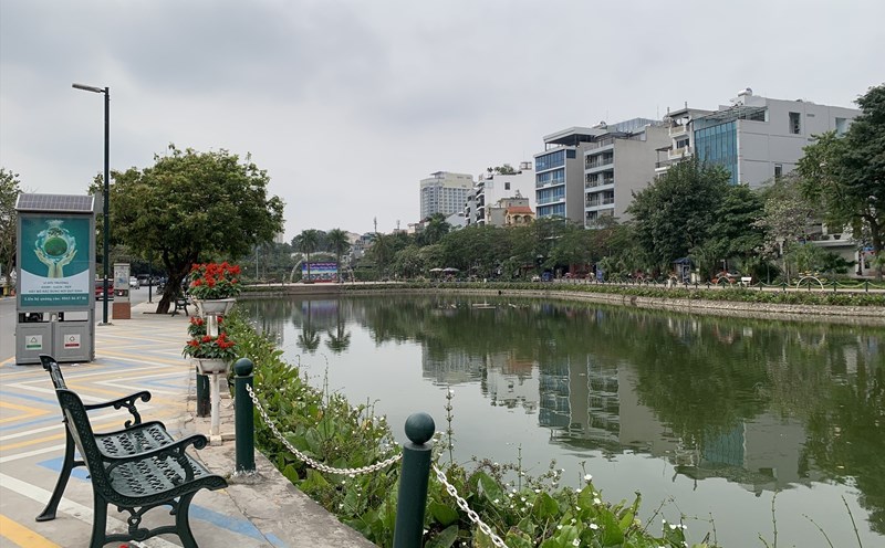 Phố đi bộ Trịnh Công Sơn (Hà Nội) vắng vẻ khách tham quan, du lịch. Ảnh: Thu Hiền