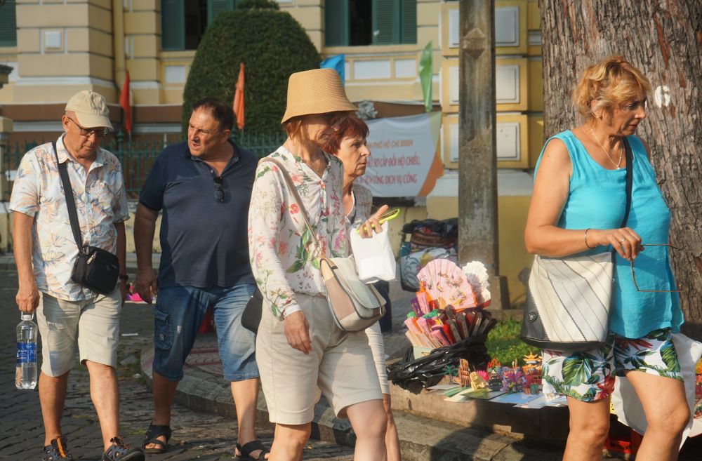 Khách quốc tế tham quan TPHCM. Ảnh: Thanh Thanh 