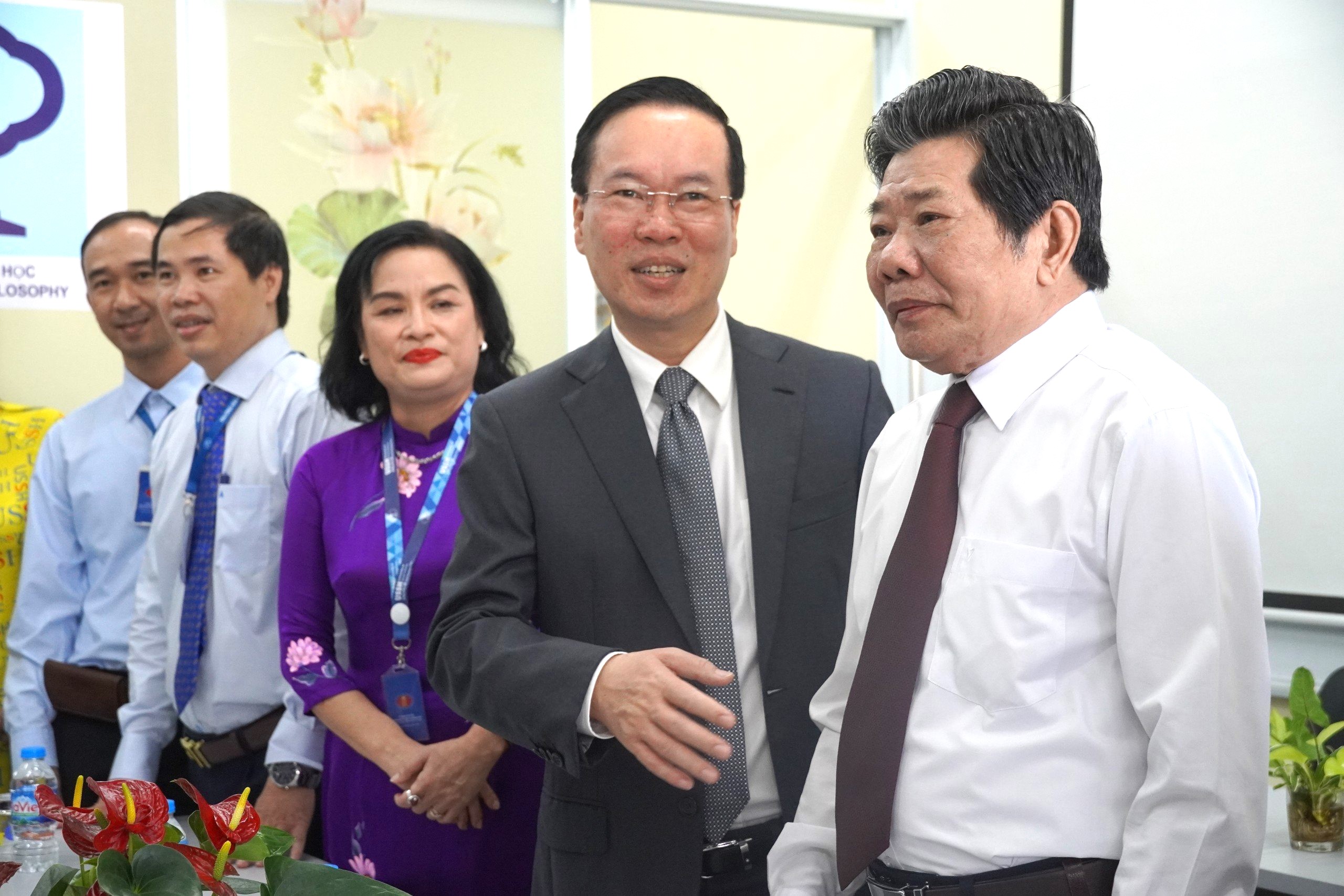 Chủ tịch nước Võ Văn Thưởng về thăm các thầy cô giáo tại trường cũ nhân dịp Ngày Nhà giáo Việt Nam 20.11.Ảnh: Nguyễn Hường