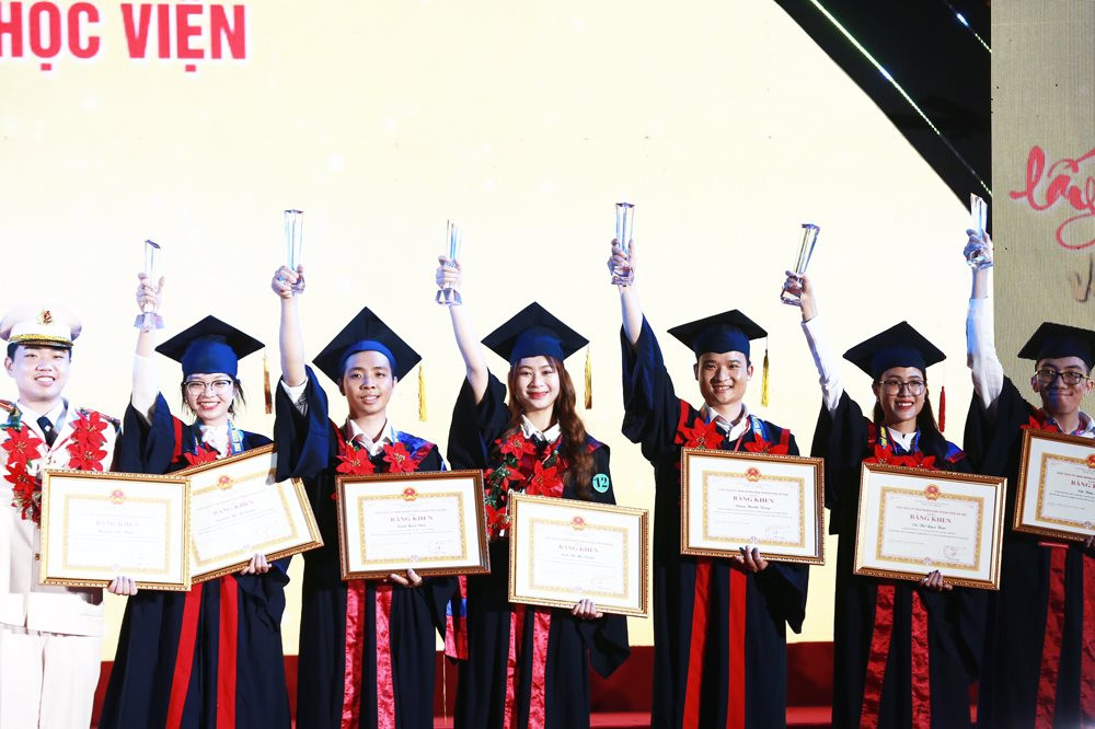 Các thủ khoa xuất sắc của Thủ đô Hà Nội được vinh danh năm 2022 vào ngày 10.10.2023 vừa qua. Ảnh: Phạm Đông