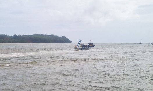 Tàu cá ngư dân Quảng Ngãi đang vào cửa biển xã Tịnh Kỳ thì bị sóng đánh chìm. Ảnh: Thành Long