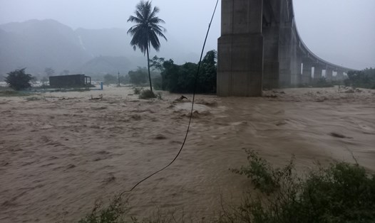 Mưa lớn đã gây ngập lụt, chia cắt giao thông tại huyện Hòa Vang, Đà Nẵng trong ngày 13.11. Ảnh: An Thượng