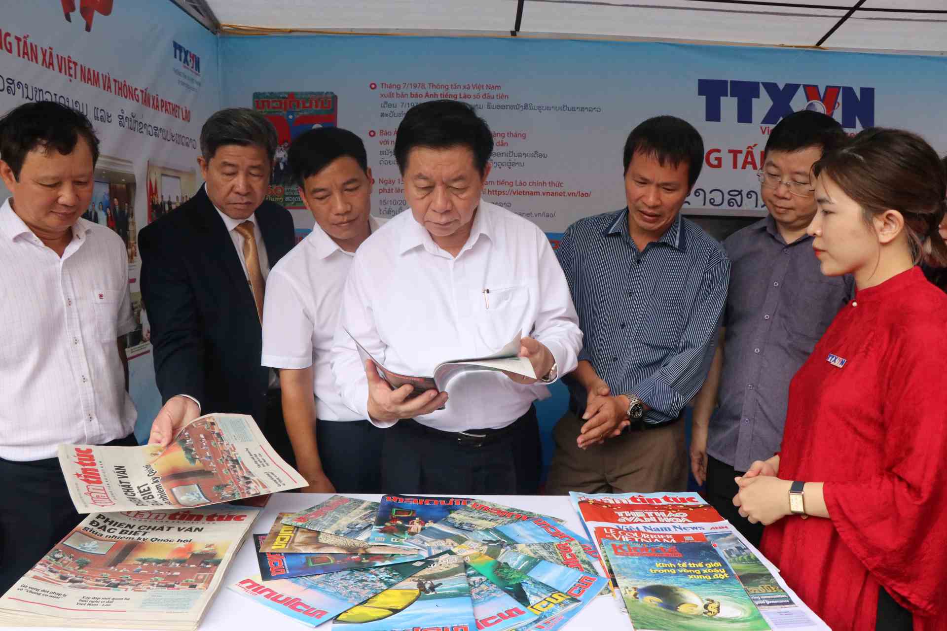 Trưởng Ban Tuyên giáo Trung ương Nguyễn Trọng Nghĩa thăm Hội chợ - Triển lãm Việt Nam - Lào.