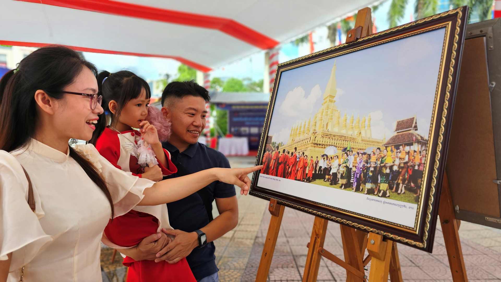  Sự kiện không chỉ là hoạt động giao lưu văn hóa, văn nghệ giữa nhân dân hai nước Việt Nam và Lào mà còn là cầu nối giao thương, xúc tiến thương mại, đẩy mạnh thương hiệu sản phẩm của các doanh nghiệp Việt Nam với doanh nghiệp Lào. 