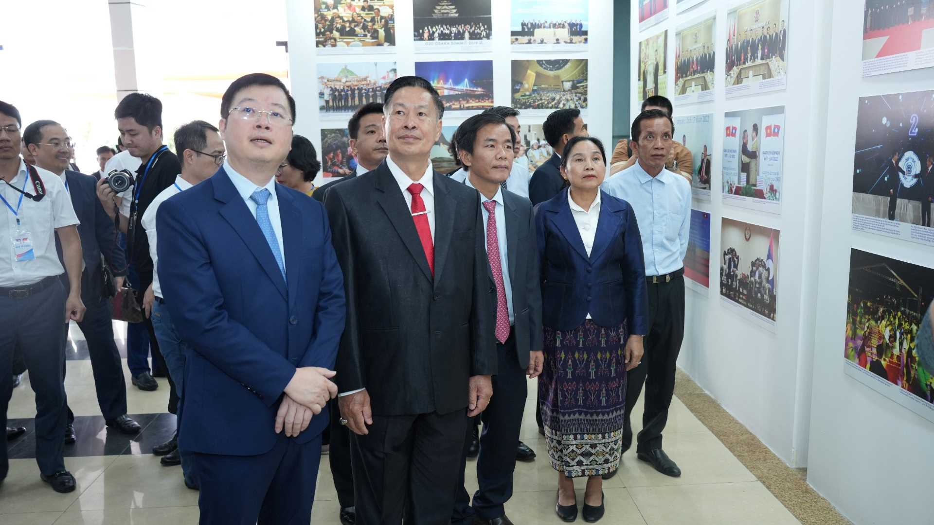 Thứ trưởng Bộ Thông tin và Truyền thông Nguyễn Thanh Lâm và Thứ trưởng Bộ Thông tin, Văn hóa và Du lịch Lào Phosy Keomanivong cùng đoàn tham quan triển lãm ảnh. 