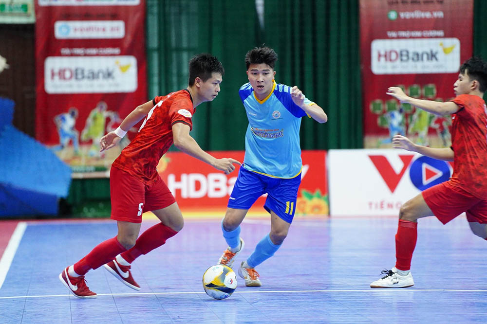 Savinest Khánh Hoà (áo xanh) và Tân Hiệp Hưng cống hiến cho khán giả trận cầu có 7 bàn thắng. Ảnh: Thanh Vũ