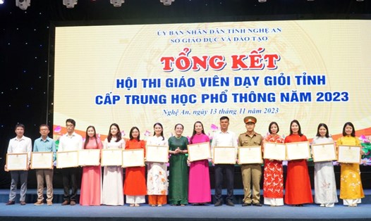 Đại diện Liên đoàn Lao động tỉnh Nghệ An tặng Bằng khen cho 15 giáo viên đạt thành tích xuất sắc nhất hội thi. Ảnh: Hồ Lài