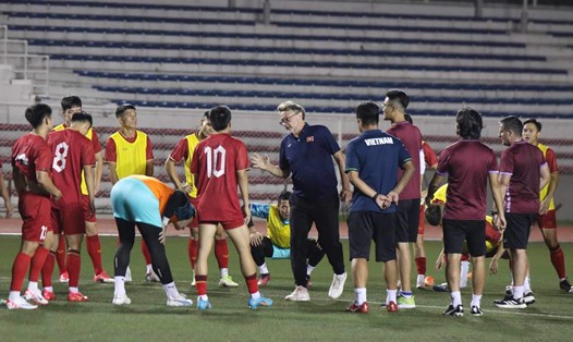 Buổi tập đầu tiên của đội tuyển Việt Nam tại Philippines. Ảnh: VFF