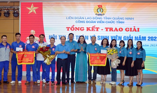 Lãnh đạo Công đoàn Viên chức tỉnh Quảng Ninh trao giải nhì cho 2 đội thi đến từ Công ty CP Bia và Nước giải khát Hạ Long và Công ty TNHH MTV Nước khoáng Quang Hanh. Ảnh: BQN