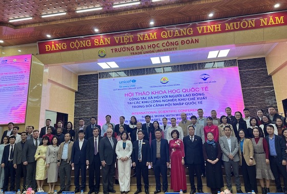 Các đại biểu tham gia Hội thảo khoa học quốc tế với chủ đề “Công tác xã hội với người lao động tại các khu công nghiệp, khu chế xuất trong bối cảnh hội nhập quốc tế”. Ảnh: Kiều Vũ
