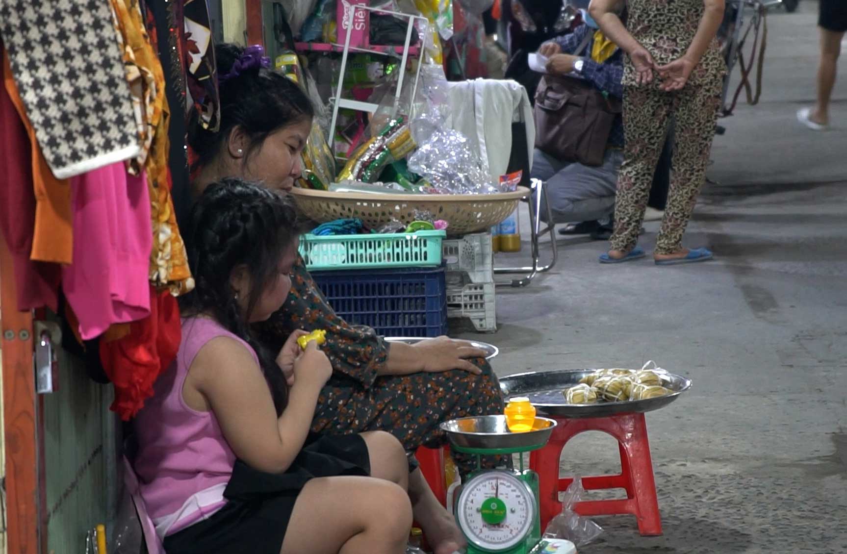 Chợ vắng khách, tiểu thương đành ngồi không. Ảnh: Mỹ Ly