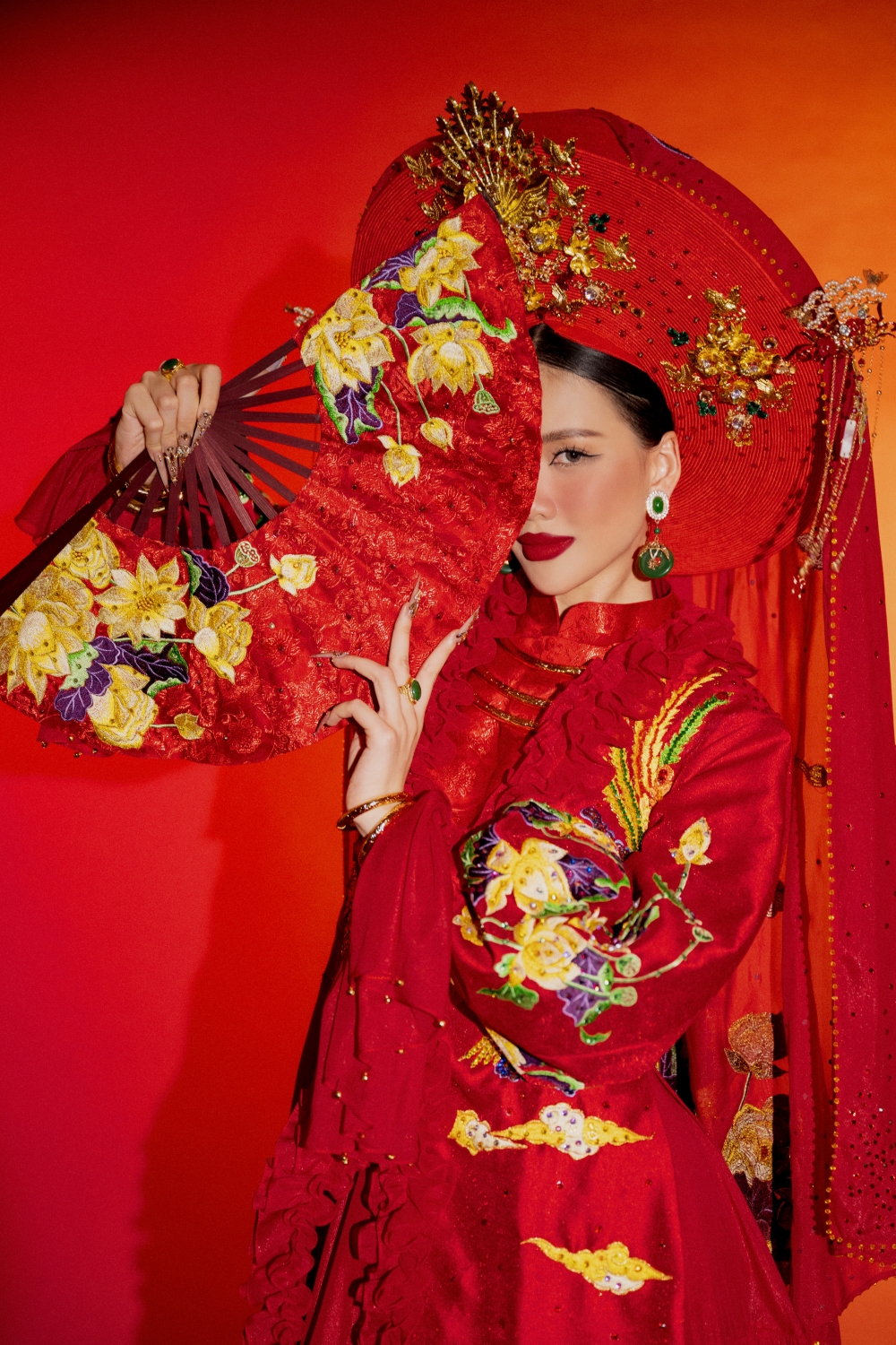 Lần đầu quảng bá trang phục hầu đồng tại Miss Universe Cô Sen là bộ trang phục dân tộc được LẤY CẢM HỨNG từ trang phục hầu đồng trong nghi lễ thờ Mẫu của người Việt. Bộ trang phục này sẽ được Bùi Quỳnh Hoa trình diễn tại Miss Universe 2023.  