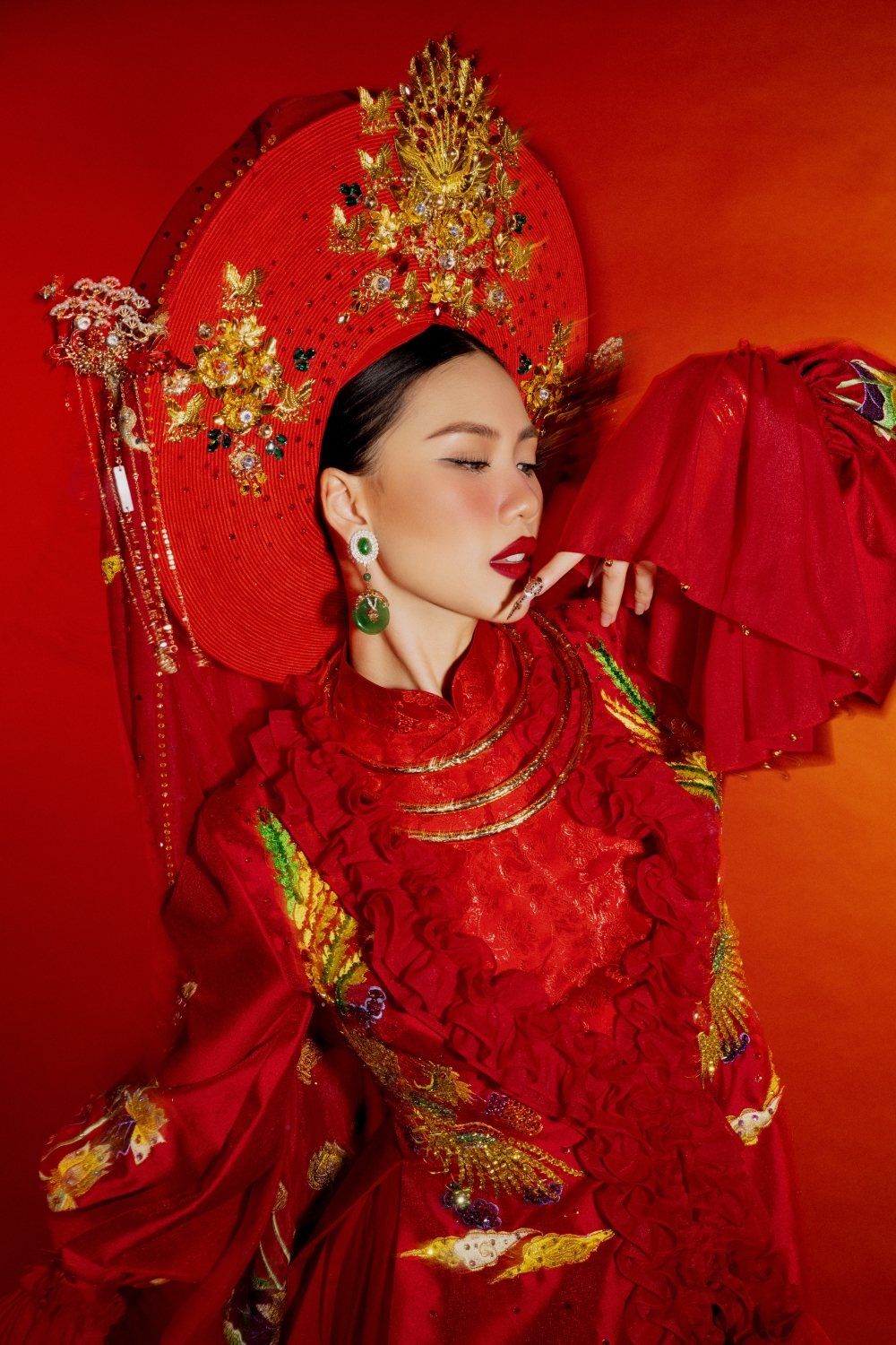 Bộ trang phục dân tộc này sẽ được hoa hậu Bùi Quỳnh Hoa trình diễn tại cuộc thi Miss Universe 2023, góp phần tôn vinh, lan tỏa nghi lễ hầu đồng đậm đà bản sắc dân tộc của người Việt Nam.  