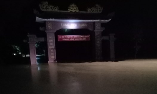 Cổng làng ở huyện Cam Lộ (tỉnh Quảng Trị) ngập nước lũ trong đêm 13.11. Ảnh: A.T.