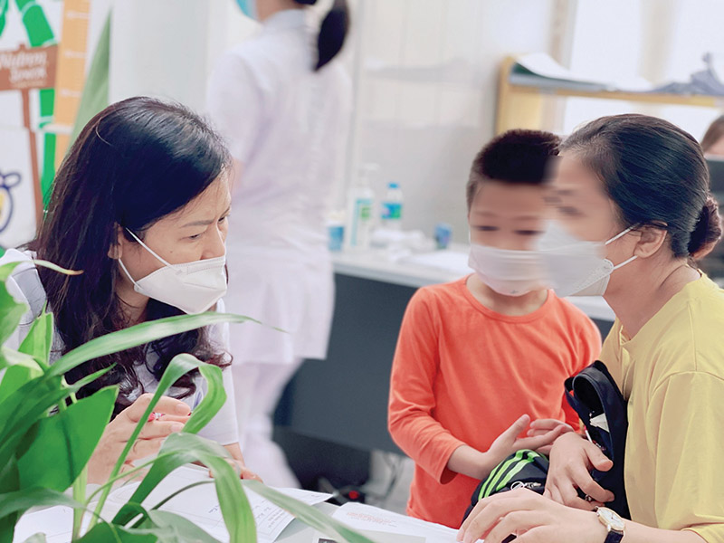 Bác sĩ Bệnh viện Hữu nghị Việt Đức đang thăm khám và tư vấn cho một bệnh nhi. Ảnh: Kim Oanh