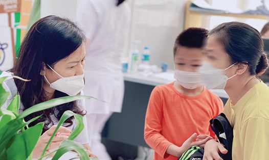 Bác sĩ Bệnh viện Hữu nghị Việt Đức đang thăm khám và tư vấn cho một bệnh nhi. Ảnh: Kim Oanh