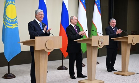 Từ trái qua: Tổng thống Kazakhstan Kassym-Jomart Tokayev, Tổng thống Nga Vladimir Putin và Tổng thống Uzbekistan Shavkat Mirziyoyev tham gia buổi lễ bắt đầu cung cấp khí đốt Nga cho Uzbekistan qua Kazakhstan. Ảnh: Sputnik