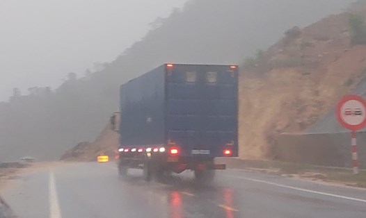 Sạt lở nặng trên cao tốc La Sơn - Túy Loan, đoạn qua thành phố Đà Nẵng. Ảnh: An Thượng
