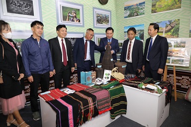 Các đại biểu tham quan gian trưng bày sản phẩm tiêu biểu của nghệ nhân làng nghề truyền thống. Ảnh: Diệu Anh