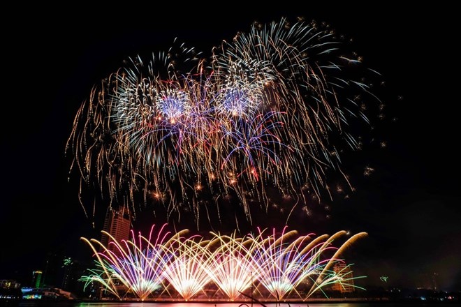 Bắn pháo hoa đêm giao thừa (minh họa). Ảnh: Thùy Trang