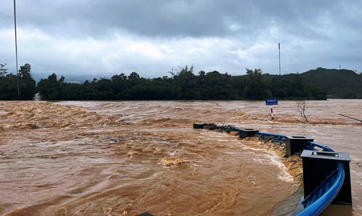 Nước lũ gây ngập cầu sông Rin trên tuyến đường đi Sơn Hà - Sơn Tây. Ảnh: Nhâm Sỹ 