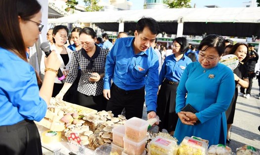 Lãnh đạo Trung ương Đoàn Thanh niên Cộng sản Hồ Chí Minh và lãnh đạo địa phương thăm các gian hàng tại Hội chợ nông sản thanh niên toàn quốc năm 2023. Ảnh: SABECO