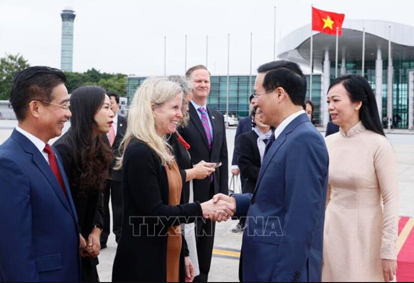 Bà Melissa Bishop, Phó Đại sứ Mỹ tại Việt Nam tiễn Chủ tịch nước Võ Văn Thưởng và Phu nhân tại sân bay quốc tế Nội Bài, Hà Nội. Ảnh: TTXVN