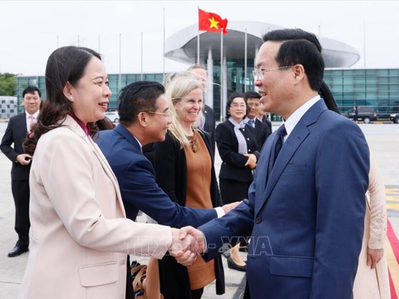 Phó Chủ tịch nước Võ Thị Ánh Xuân (trái) tiễn Chủ tịch nước Võ Văn Thưởng tại sân bay Nội Bài, Hà Nội. Ảnh: TTXVN