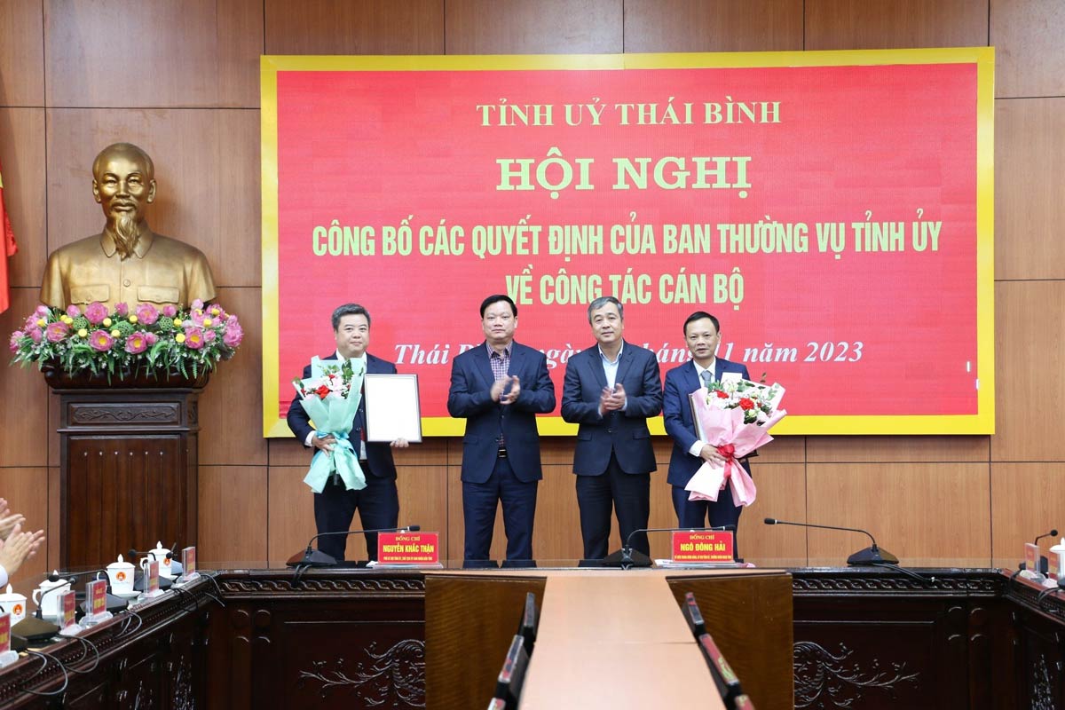 Bí thư Tỉnh ủy Thái Bình Ngô Đông Hải và Chủ tịch UBND tỉnh Thái Bình Nguyễn Khắc Thận tặng hoa chúc mừng các ông Phạm Tùng Lâm, Phạm Chí Công. Ảnh: Nam Hồng