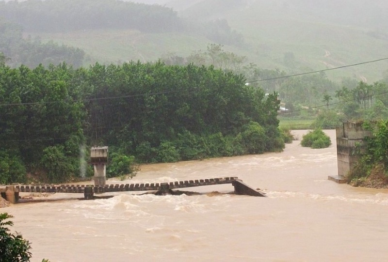 Nước lũ cuồn cuộn đổ về, làm chia cắt cầu K25 nối liền xã Trà Sơn và Trà Tân (huyện Bắc Trà My). Ảnh: Văn Bình. 