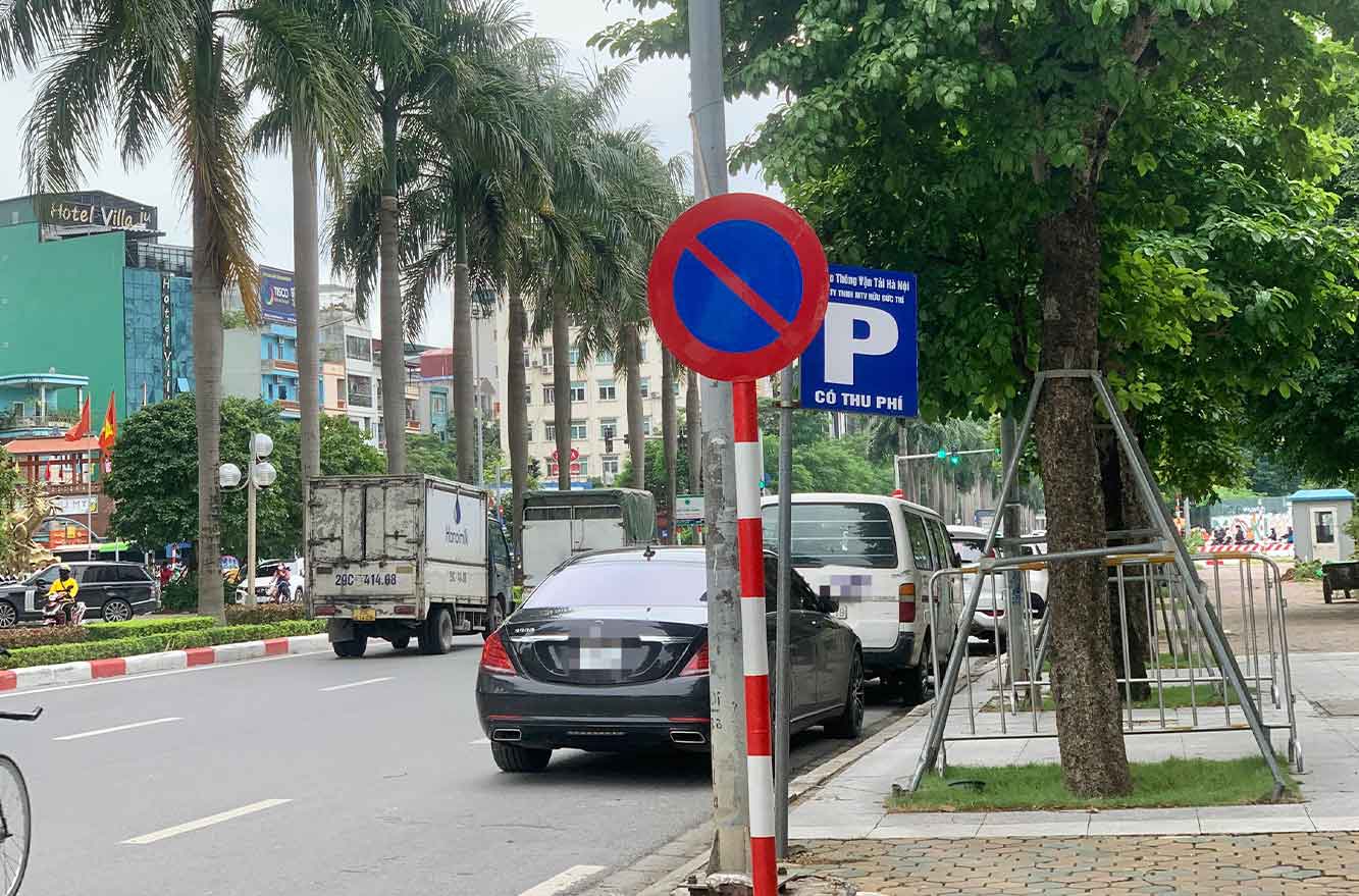 Tại hai bên đường phố Lê Đức Thọ (Nam Từ Liêm, Hà Nội) có nhiều biển báo cấm đỗ xe và cho phép đỗ xe thu phí được đặt cạnh nhau. Ảnh: Nhật Minh