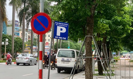 Tại một vài tuyến phố Hà Nội, xuất hiện nhiều biển báo cấm đỗ xe và cho phép đỗ xe thu phí đặt gần nhau. Ảnh: Nhật Minh