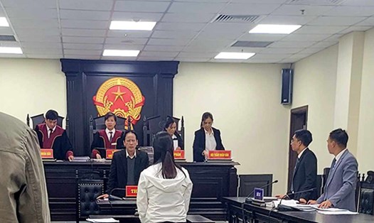 Chủ toạ công bố tạm hoãn xét xử hành vi lừa đảo chiếm đoạt hơn 16 tỉ đồng của Vũ Thị Hương Lan. Ảnh: Quang Việt