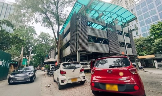 Bãi đỗ xe cao tầng ở Hà Nội chưa thể đáp ứng đủ nhu cầu của người dân hiện nay. Ảnh: Lan Nhi