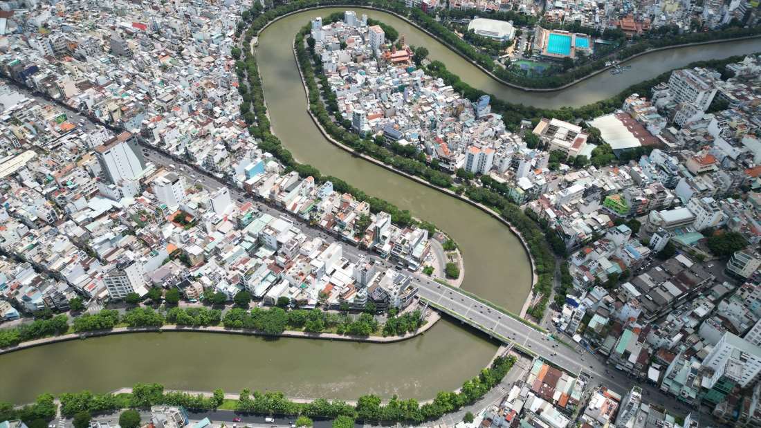Đoạn kênh Nhiêu Lộc - Thị Nghè uốn lượn qua khu cầu Kiệu (quận Phú Nhuận). Ảnh: Hữu Chánh