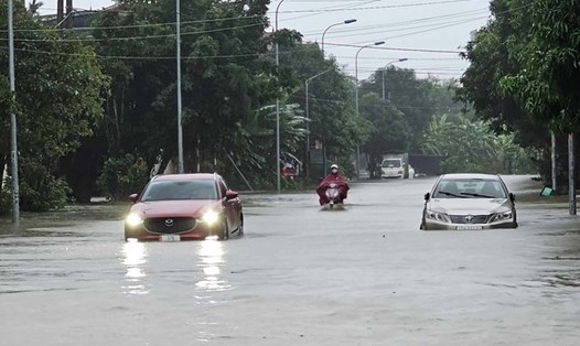 Nhiều tuyến đường ở TP Vinh bị ngập sâu trong sáng 13.11. Ảnh: Quang Đại